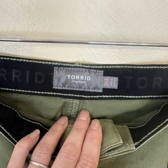 Torrid Olive Green Womens Cropped Pants 24R Cotton Feel the Fit 2X Cargo - Picture 3 of 12